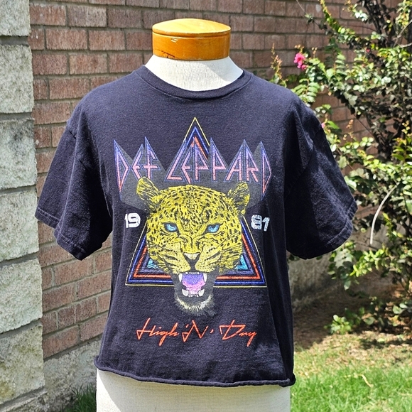 def leppard Tops - Def Leppard cropped screen tee